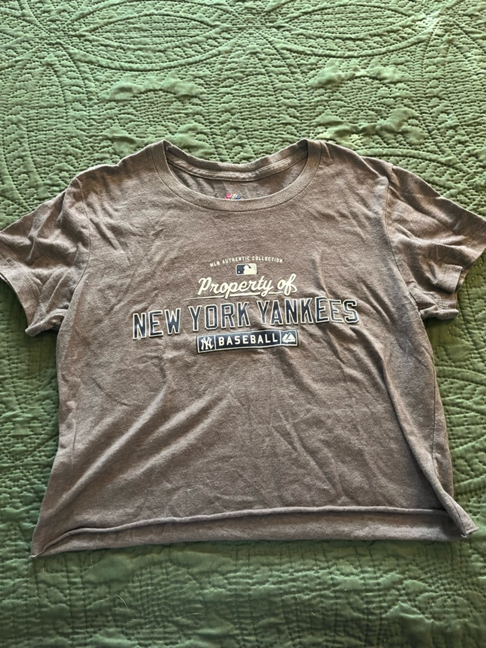 Yankees Women's Gray Crop Tee